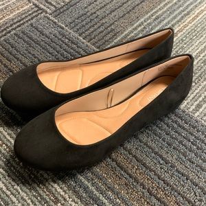 Woman’s black faux sauce flats